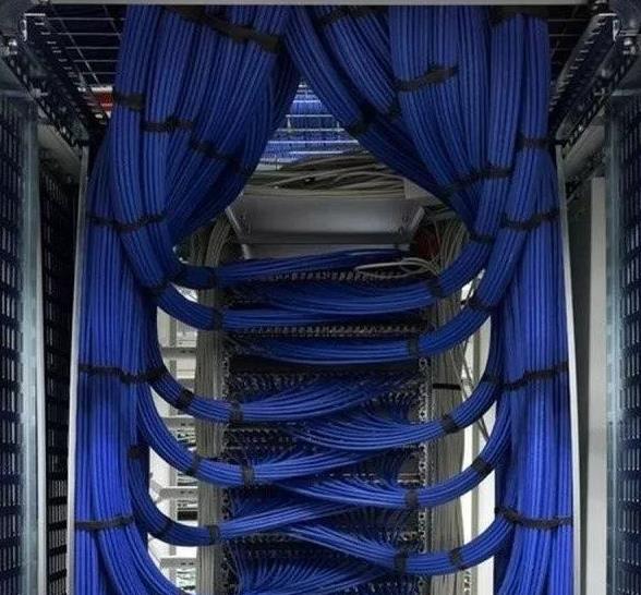 弱電工程中機柜理線的標準化操作與可視化參考